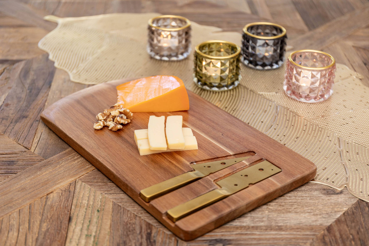Wooden Cheese Platter with 2 Knives – Stylish Presentation of your Cheese Selections